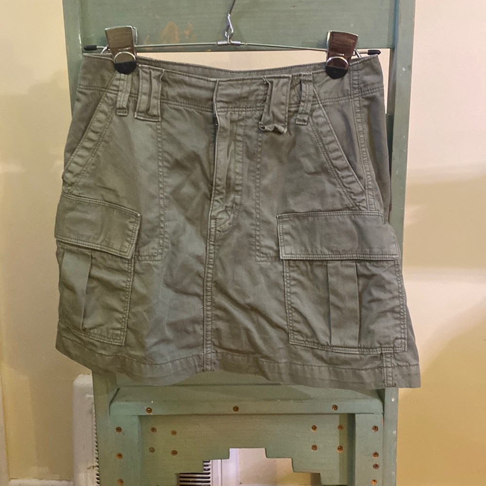 Green women’s American Eagle skirt